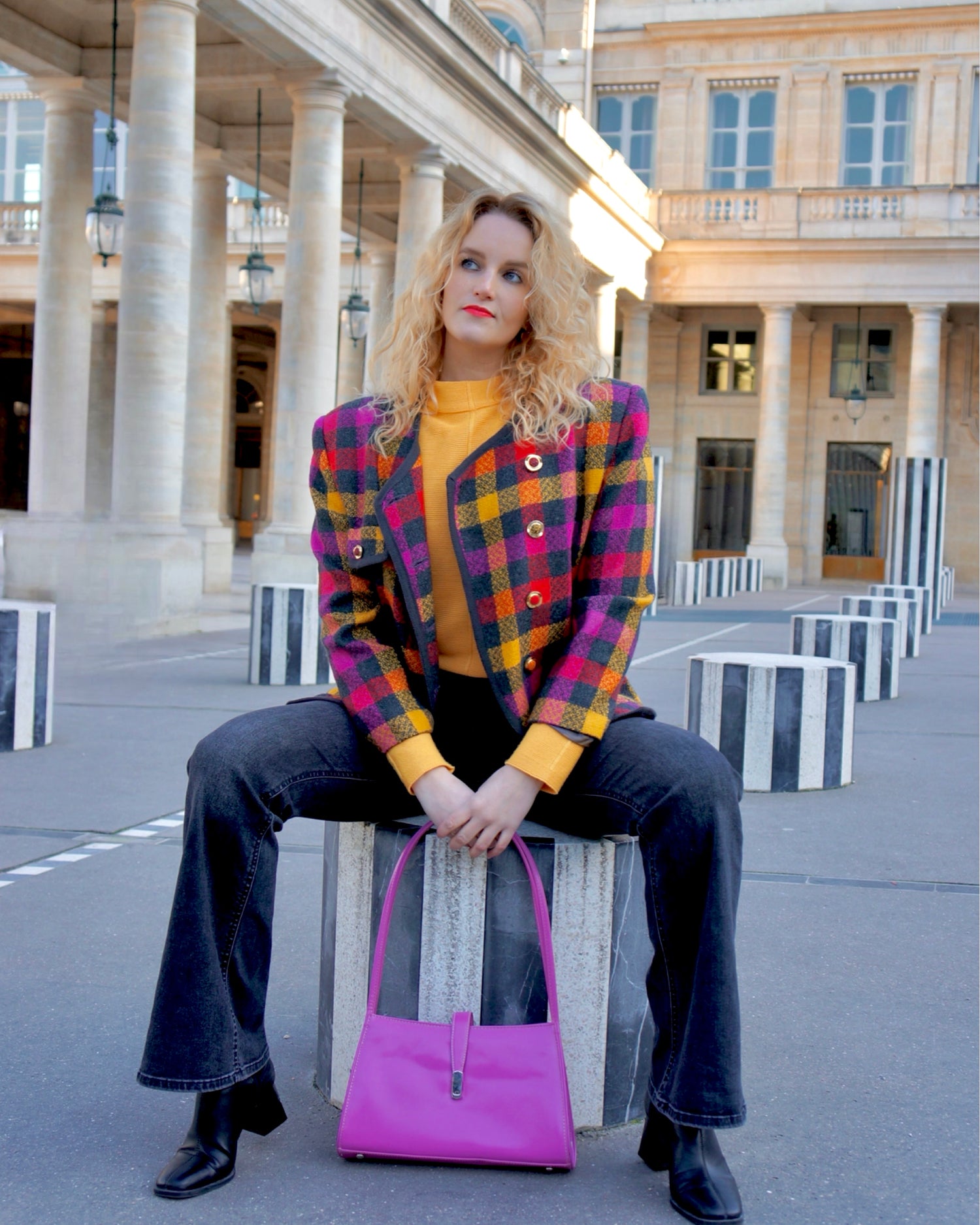 Model in kleurrijke vintage kleding bij Palais Royal in Parijs