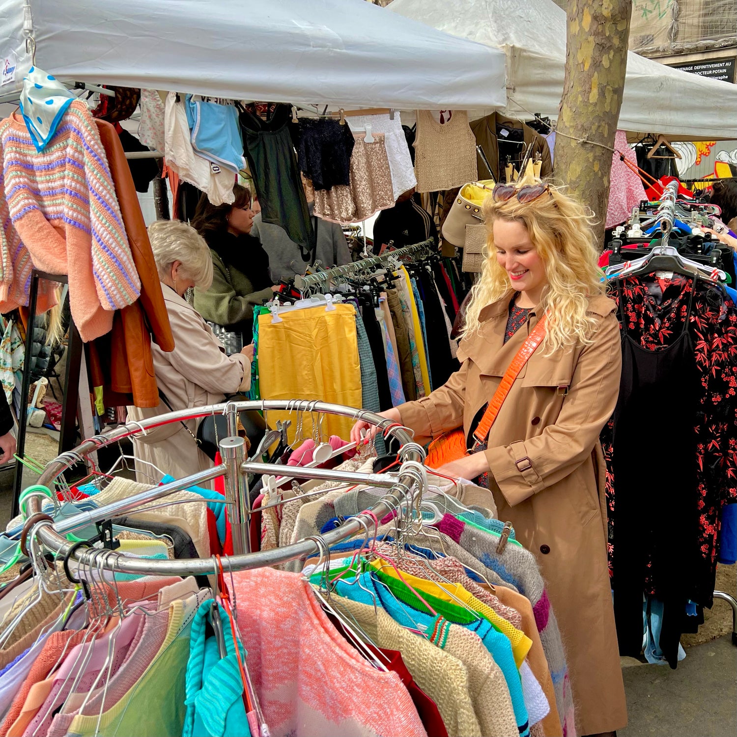 Yvonne in Parijs op de brocantes in een kledingrek opzoek naar vintage parels