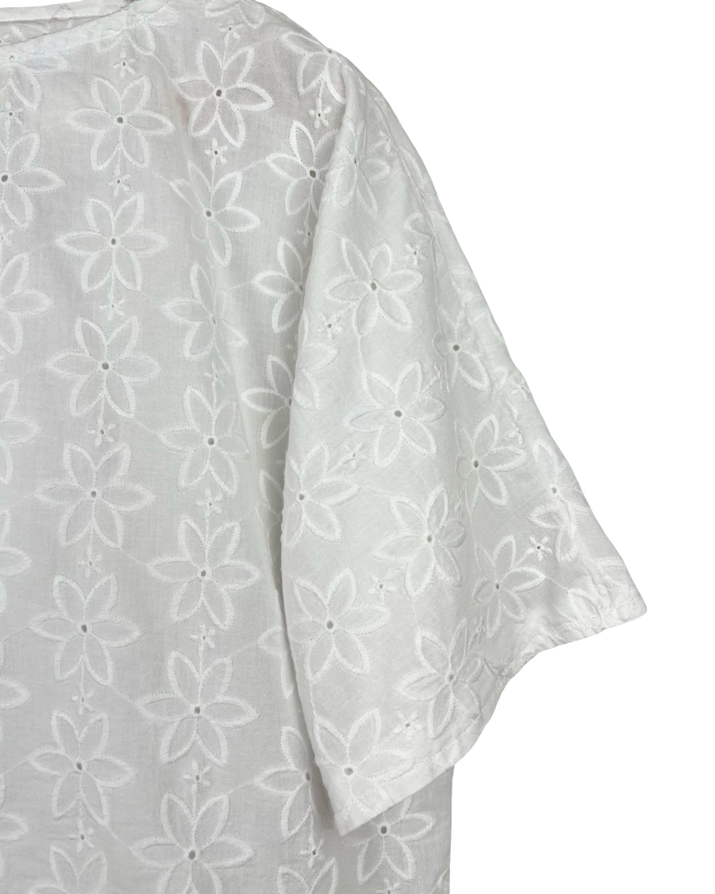 Broderie top met aangeknipte mouw - L