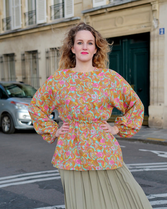 Colorful vintage top with retro print - M